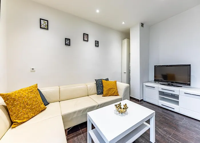 Hub Close To Main Station By Jr Apartment *